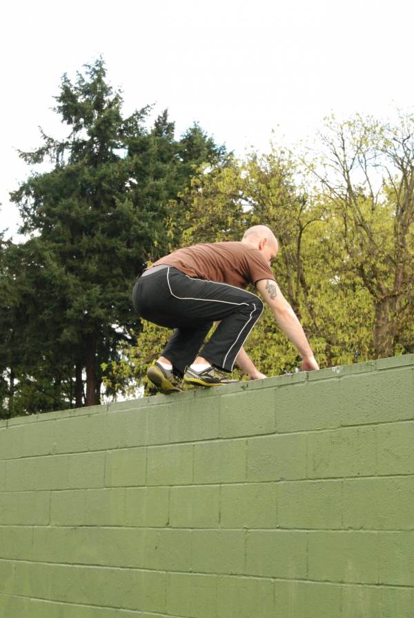 parkour, parkour climb-up, climb-up, parkour climb up, climbing a wall