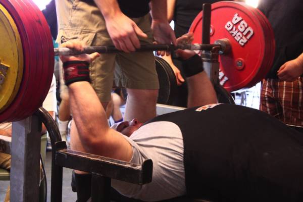 spotting, how to spot, spotting bench press, spotting squat, spotting back squat