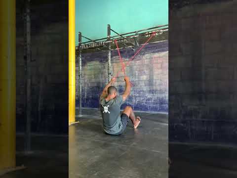 Seated band crossing lat pull down