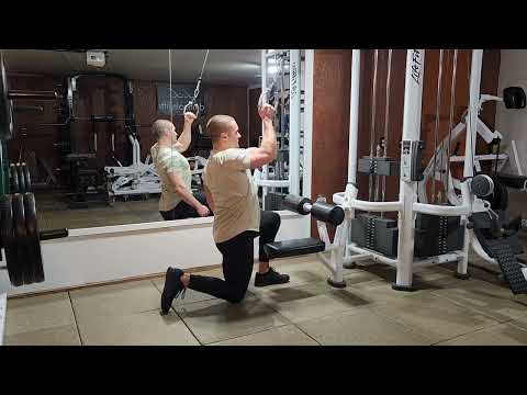 Half-Kneeling Single-Arm Lat Pulldown