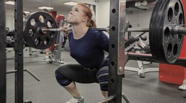 youngwomandoingbacksquat