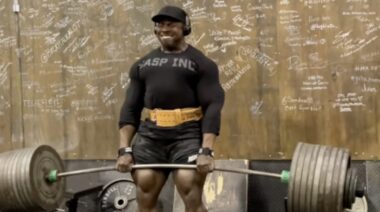 Joe Mackey dedicates a 900-pound bar-bending deadlift to Cedric McMillan in April 2022